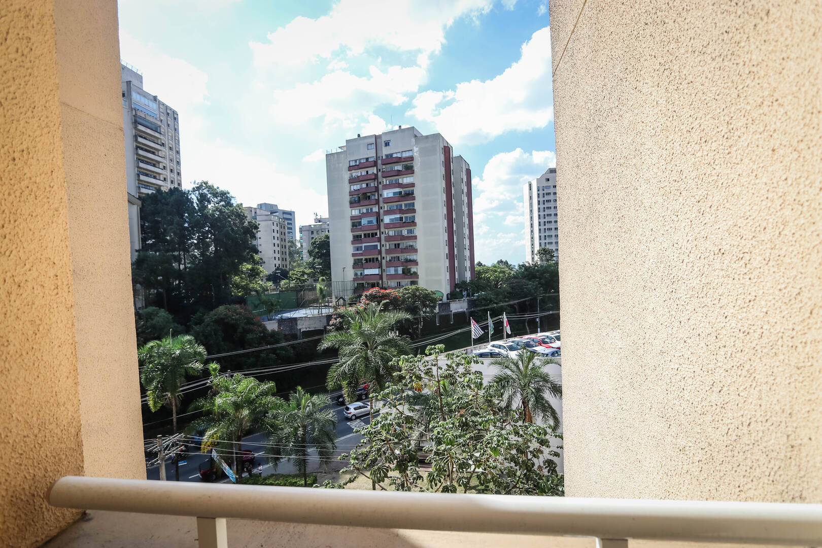  - Apartamento no Morumbi. Vista permanente. Pequena entrada saldo financiado