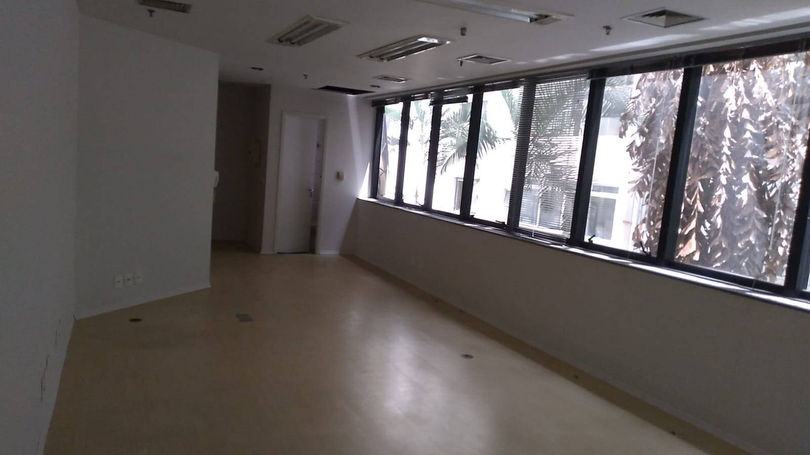  - Sala comercial , com 37 metros quadrados, valor 1.500,00