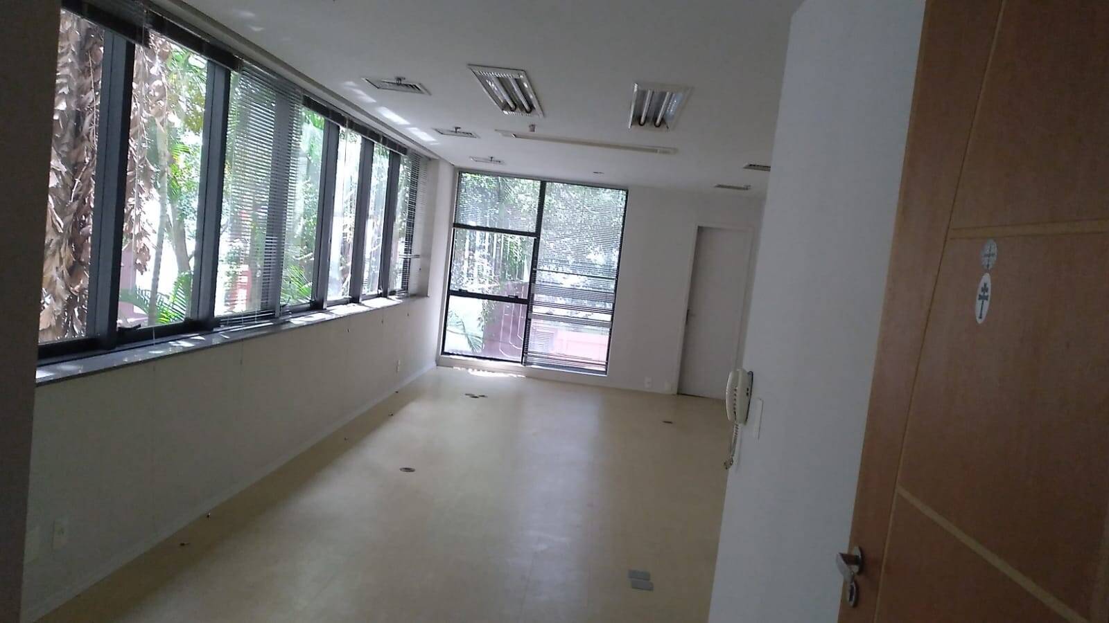  - Sala comercial , com 37 metros quadrados, valor 1.500,00