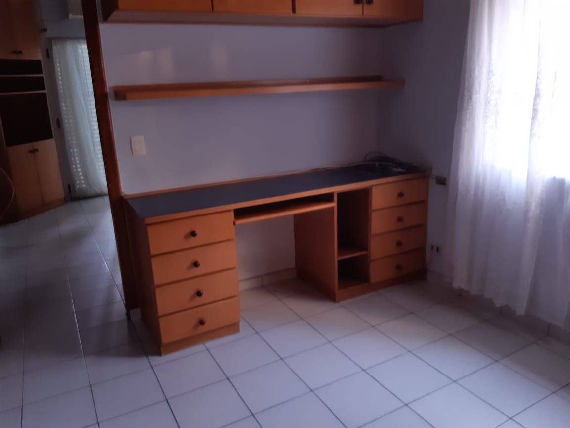  - Casa assobradada  com 230 de área  útil 4 quartos 3 banheiros 2 vagas