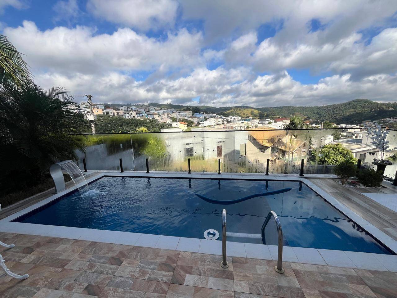 Casa à venda com 3 quartos, 200m² - Suru,