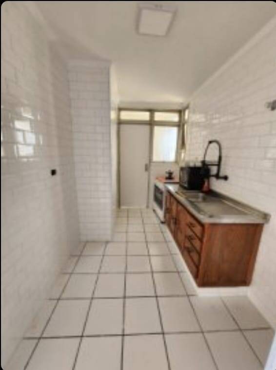  - O apto recém-reformado e tem 80 m², 3 dormitórios, living para 2 ambiente