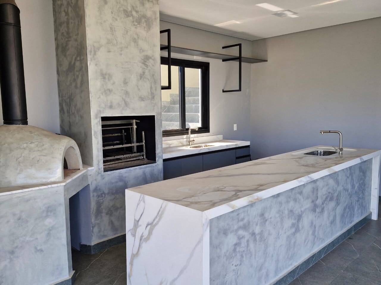  - Casa moderna em condomínio fechado com piscina