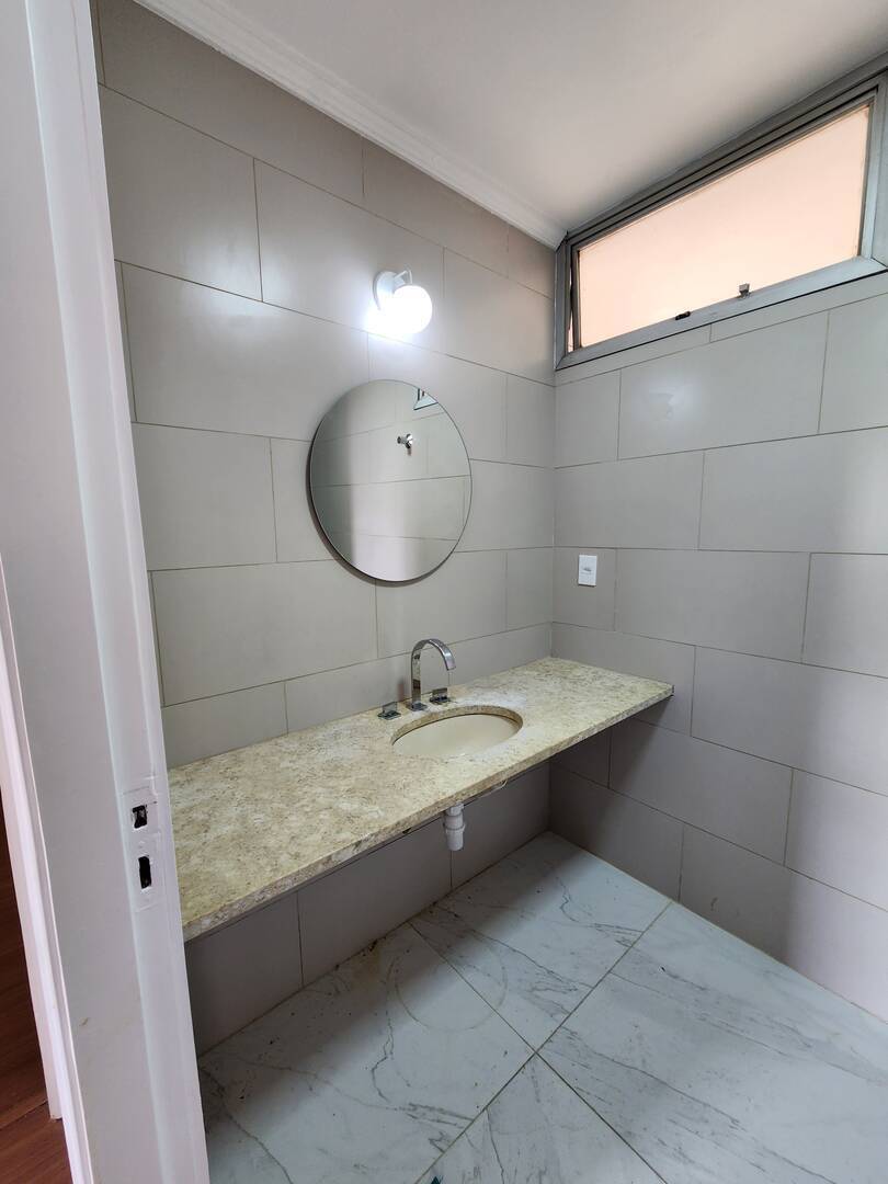  - O apto foi recém-reformado e tem 80m², 3 dormitórios,living para 2 ambiente