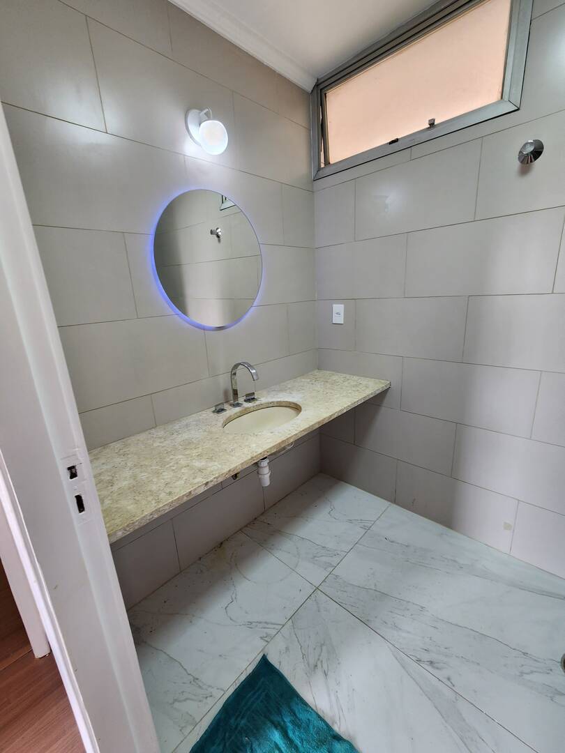  - O apto foi recém-reformado e tem 80m², 3 dormitórios,living para 2 ambiente