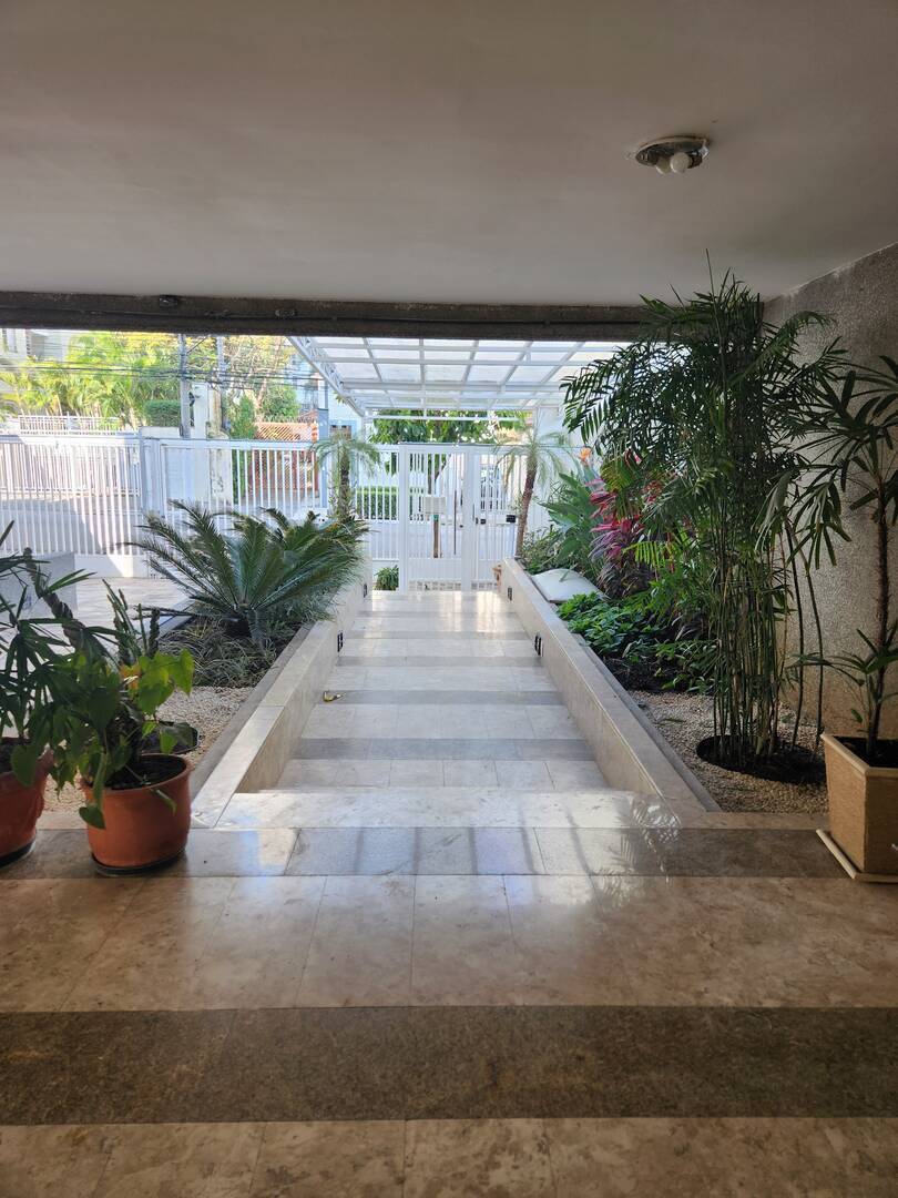 O apto foi recém-reformado e tem 80m², 3 dormitórios,living para 2 ambiente - M Baroni Prime