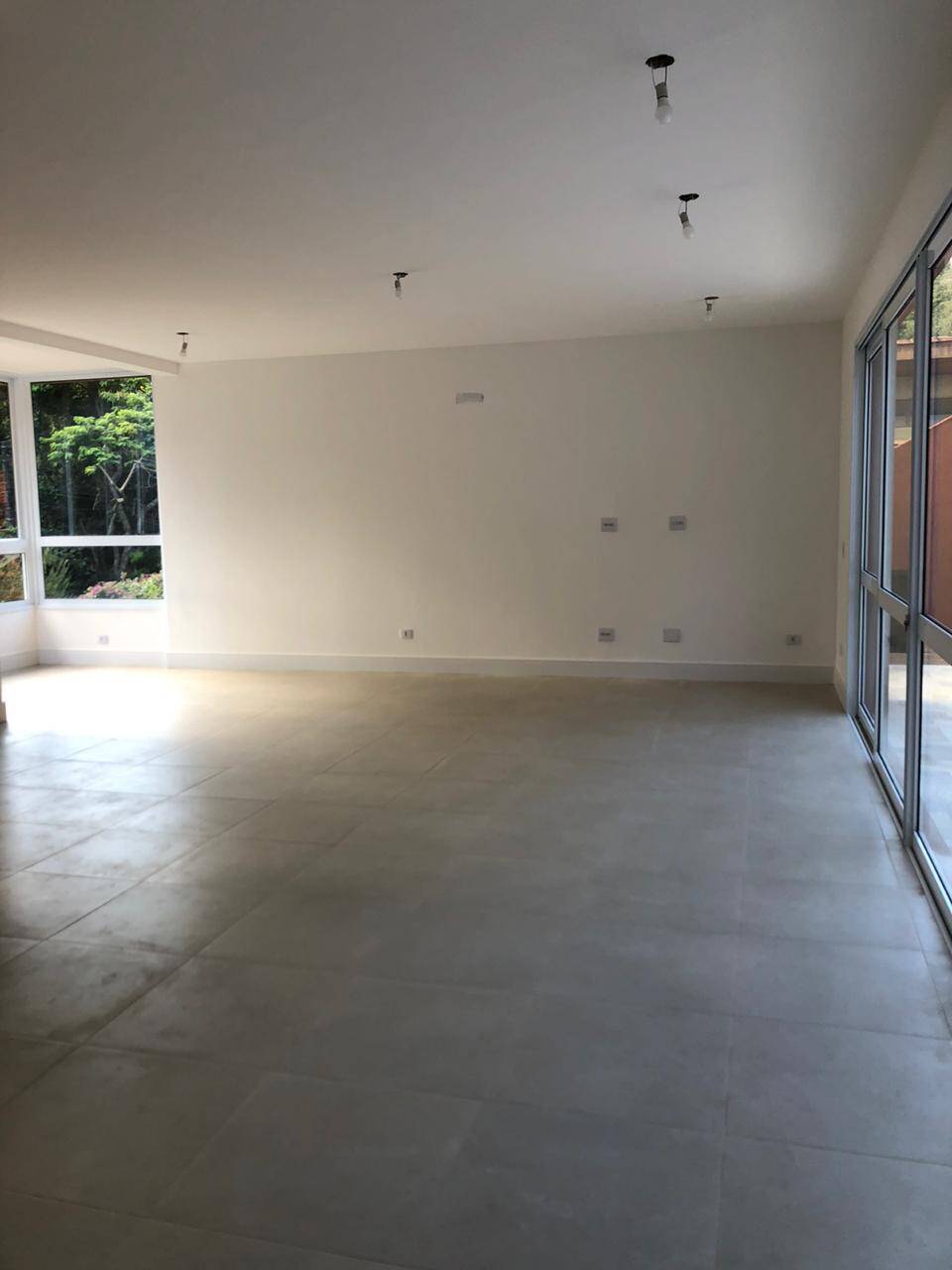  - Casa à venda no cond. Forest Hills com 4 suites, piscina, churrasqueira