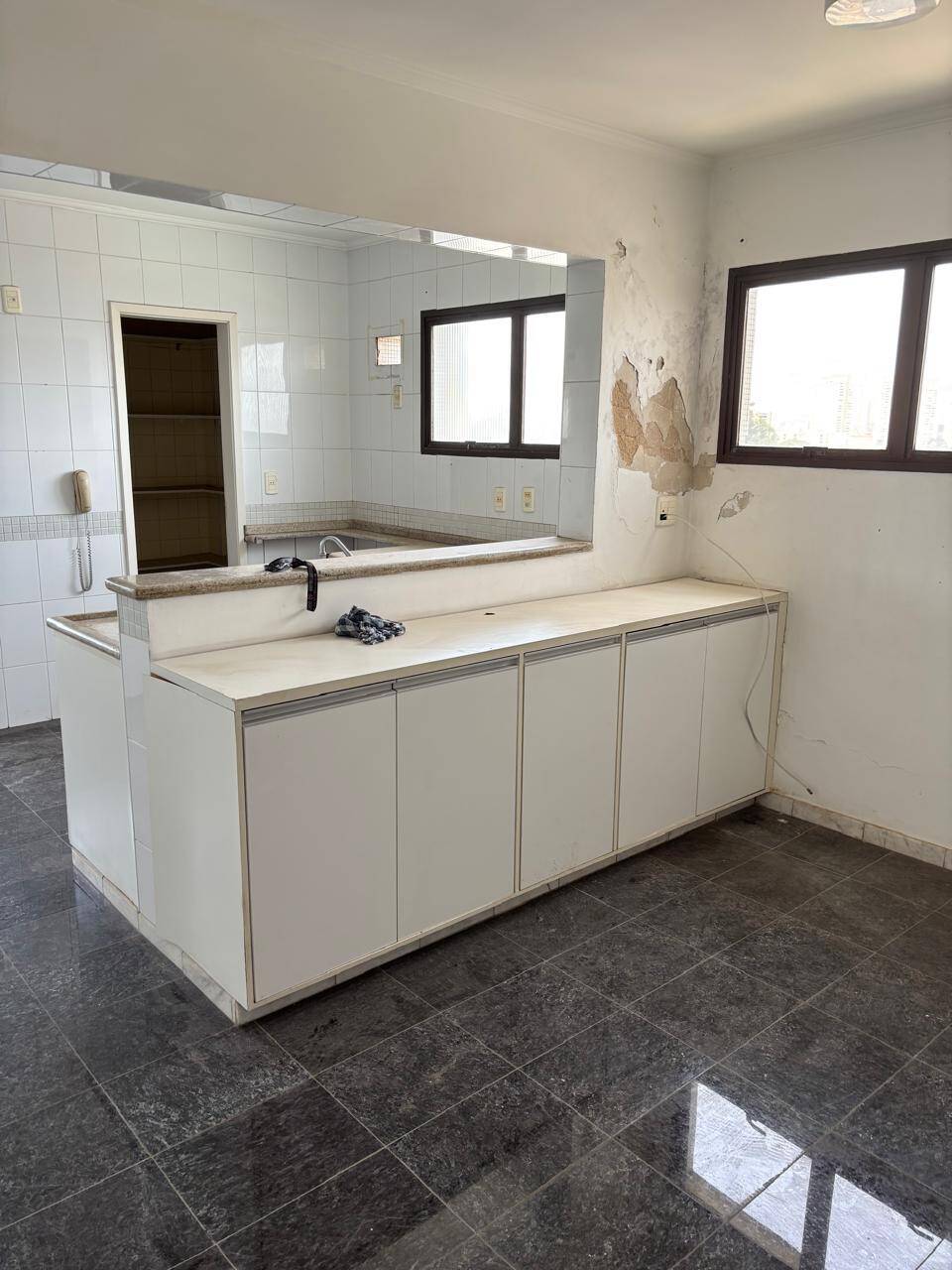  - Vende se uma cobertura com 1046m2 área total 4 suítes 3 vagas