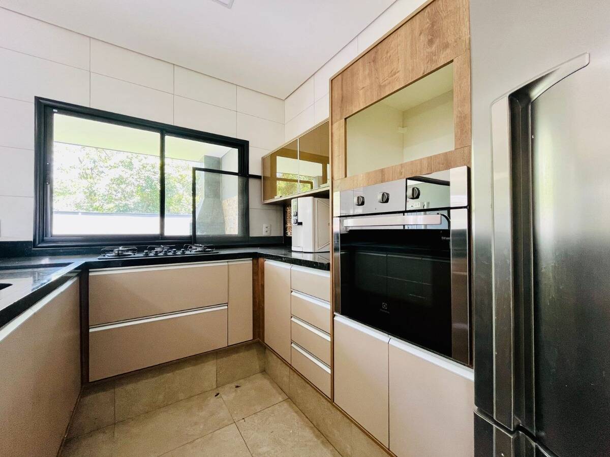  - Casa em condomínio para venda com 3 quartos, sendo 1 suíte, 267m²