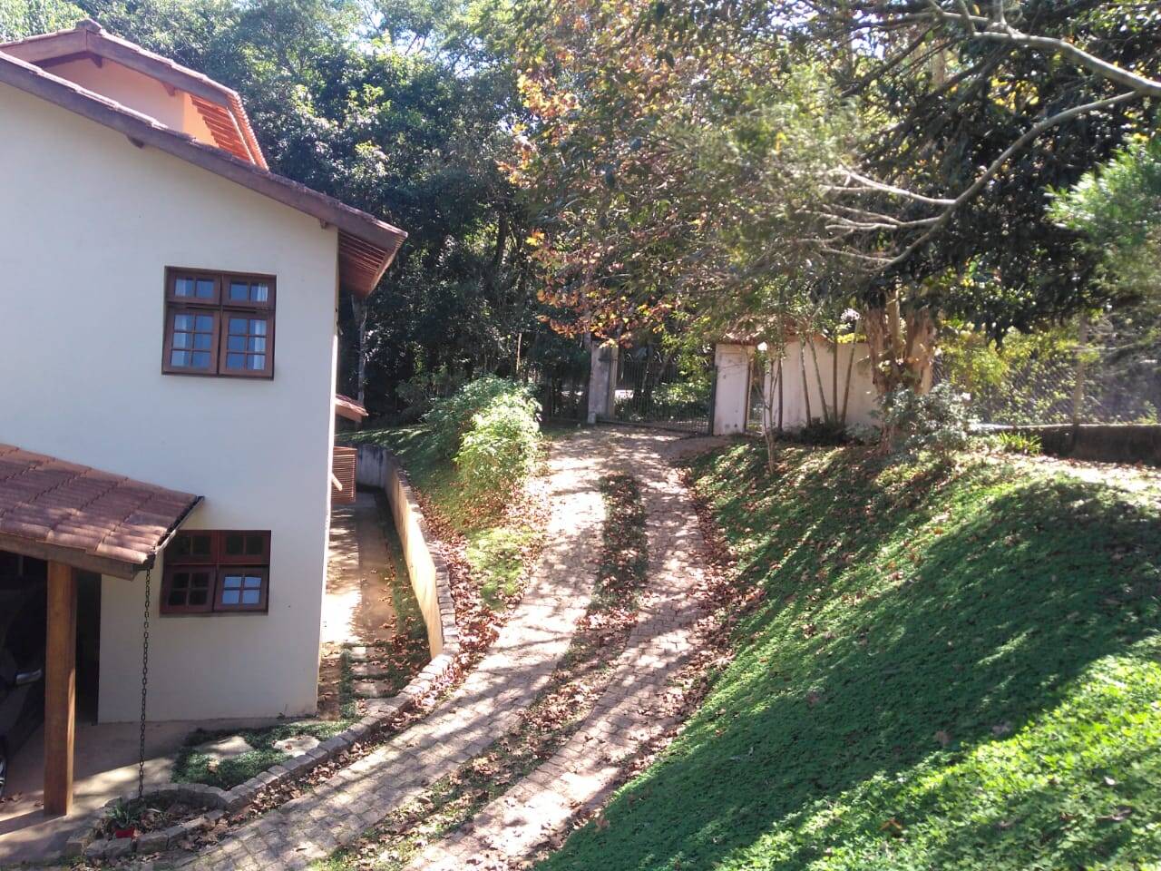  - Casa a venda na Granja Vianna em condomínio seguro com portaria 24h, 260 m2