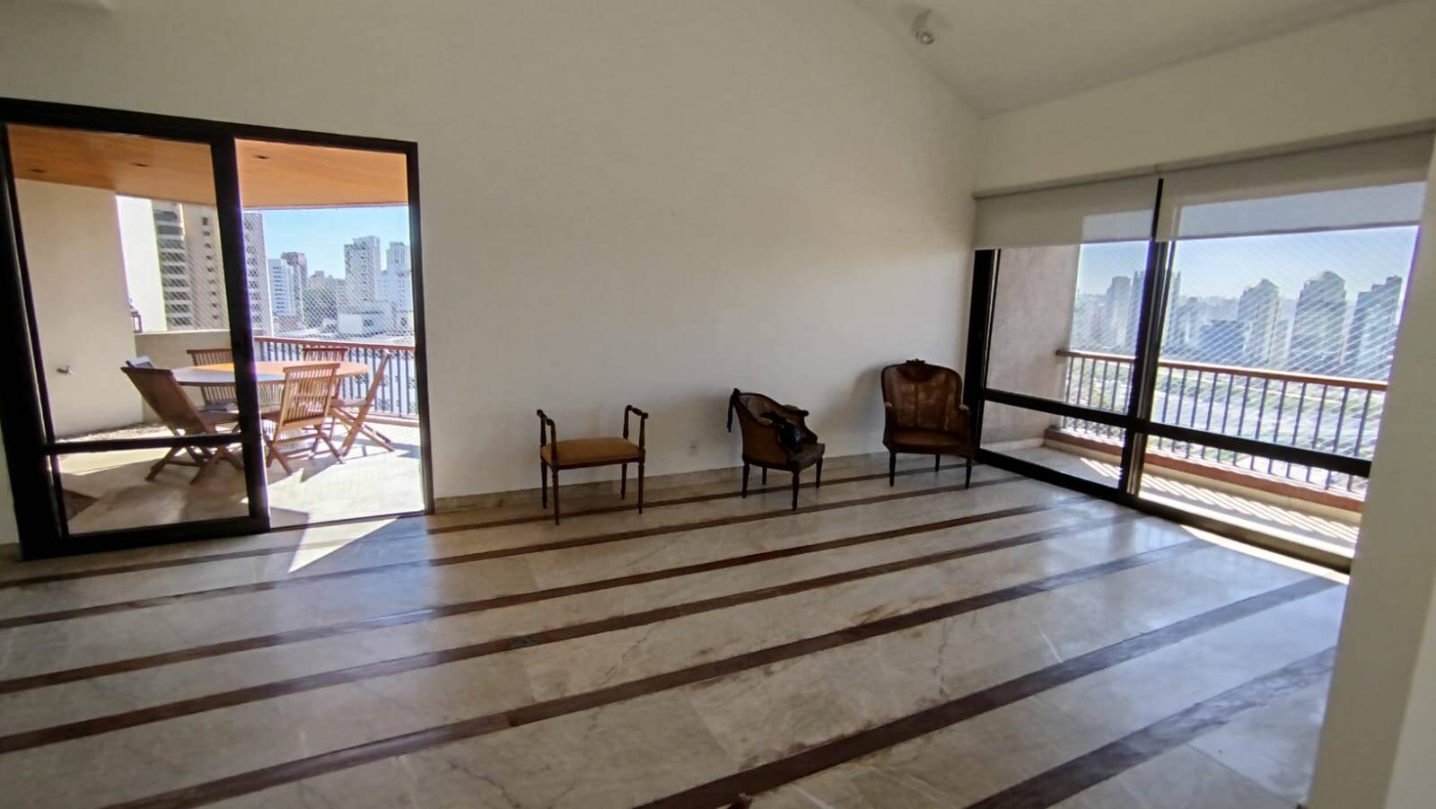  - Cobertura duplex semimobiliada para locação no Real Parque  490m²